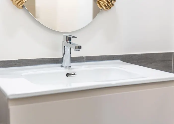 Loving - Eine Hochmoderne Drei-zimmer-wohnung Am By Interhome Alassio